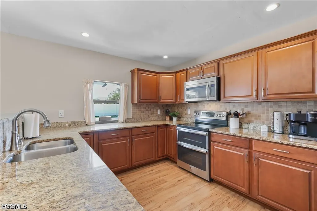 4115 SE 10th Place Cape Coral FL 33904