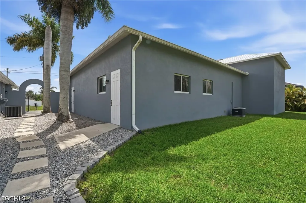4304 NE 23rd Place Cape Coral FL 33909