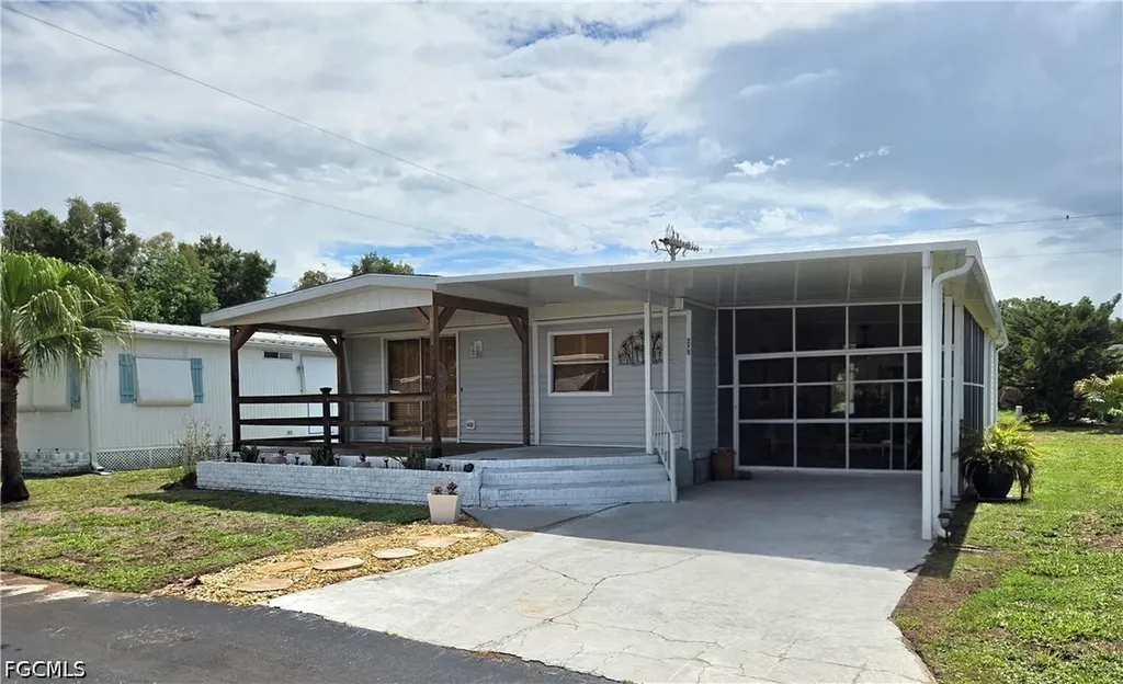 575 Winning Way North Fort Myers FL 33917