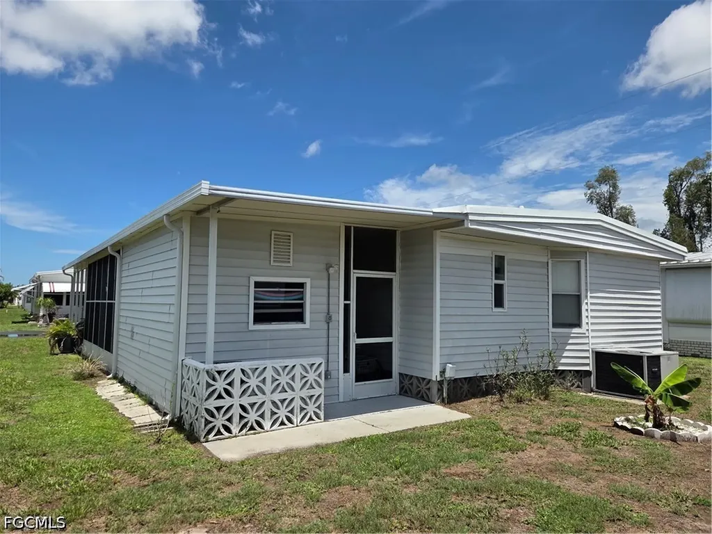 575 Winning Way North Fort Myers FL 33917