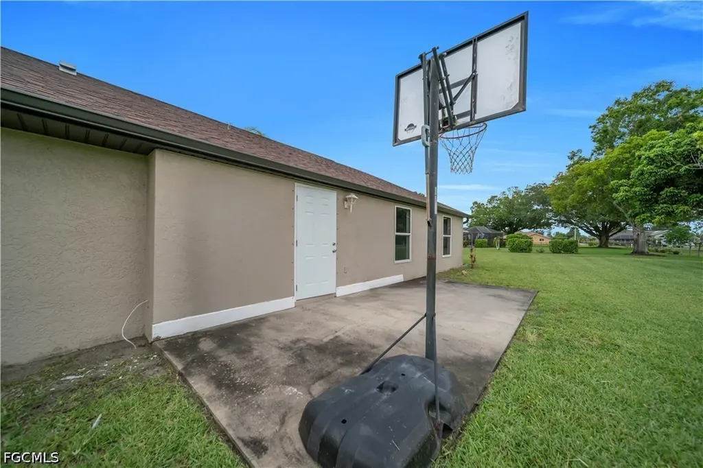538 Whispering Wind Bend Lehigh Acres FL 33974