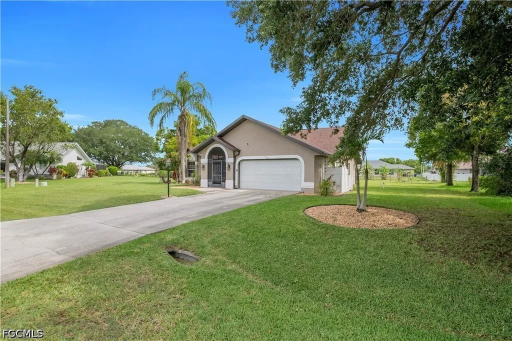 538 Whispering Wind Bend Lehigh Acres FL 33974