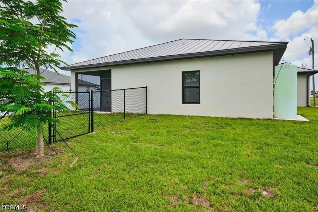1918 SW 1st Street Cape Coral FL 33991
