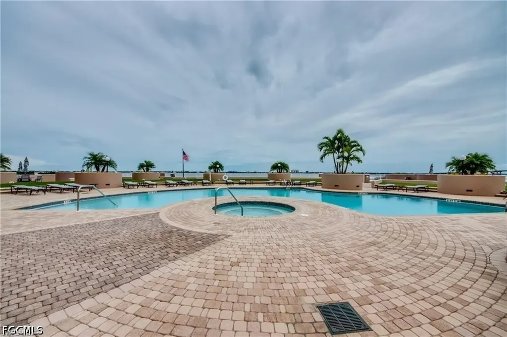 2090 W First Street Fort Myers FL 33901