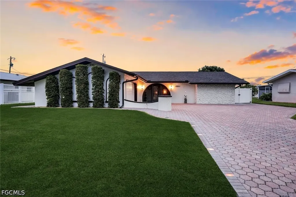 4548 SE 11th Place Cape Coral FL 33904