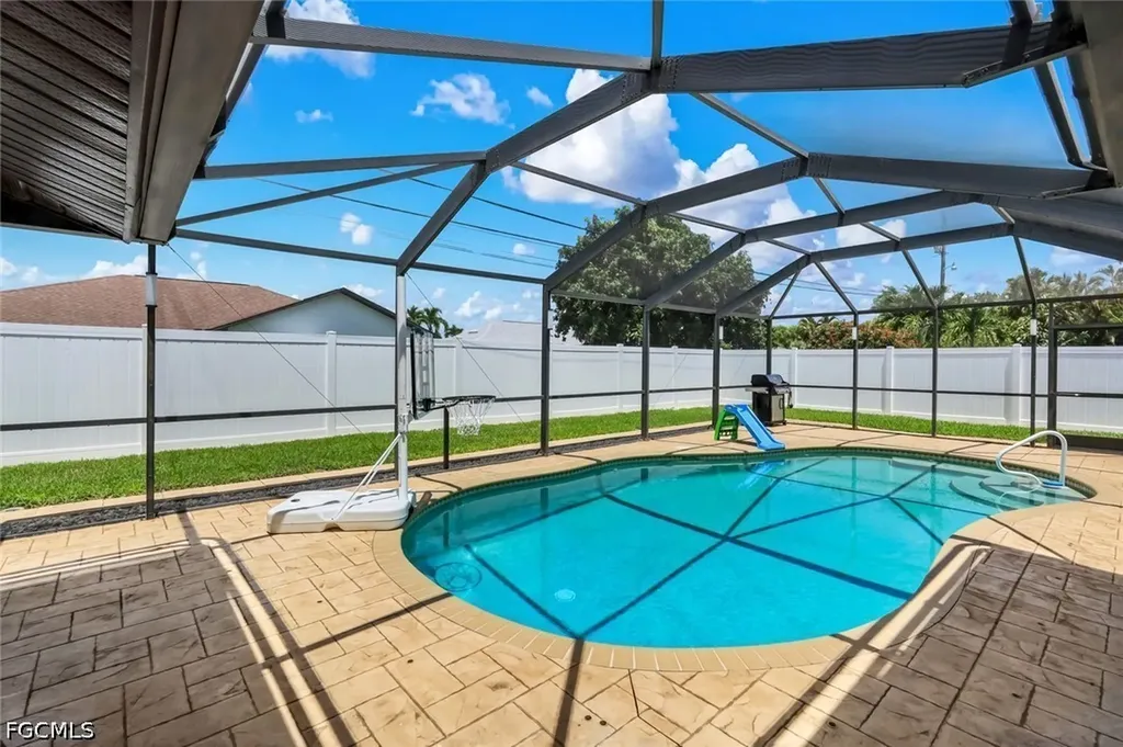 4548 SE 11th Place Cape Coral FL 33904