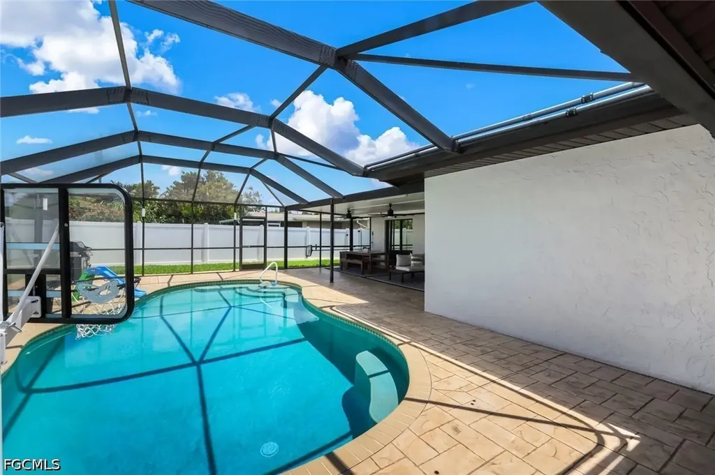 4548 SE 11th Place Cape Coral FL 33904