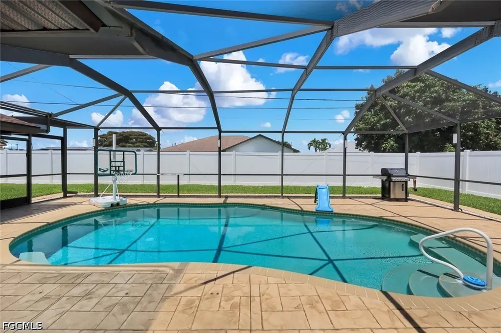 4548 SE 11th Place Cape Coral FL 33904