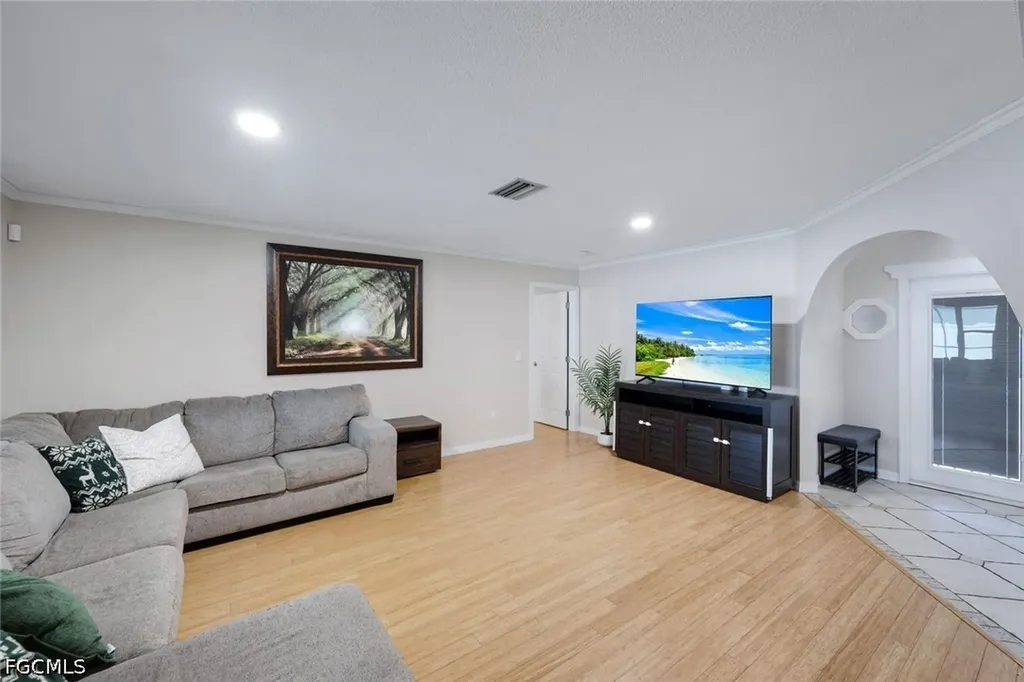 4548 SE 11th Place Cape Coral FL 33904