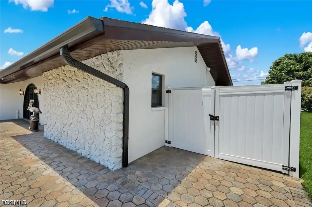 4548 SE 11th Place Cape Coral FL 33904