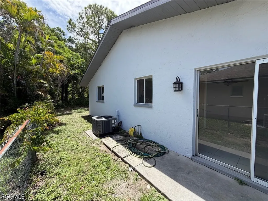 929 SE 24th Avenue Cape Coral FL 33990