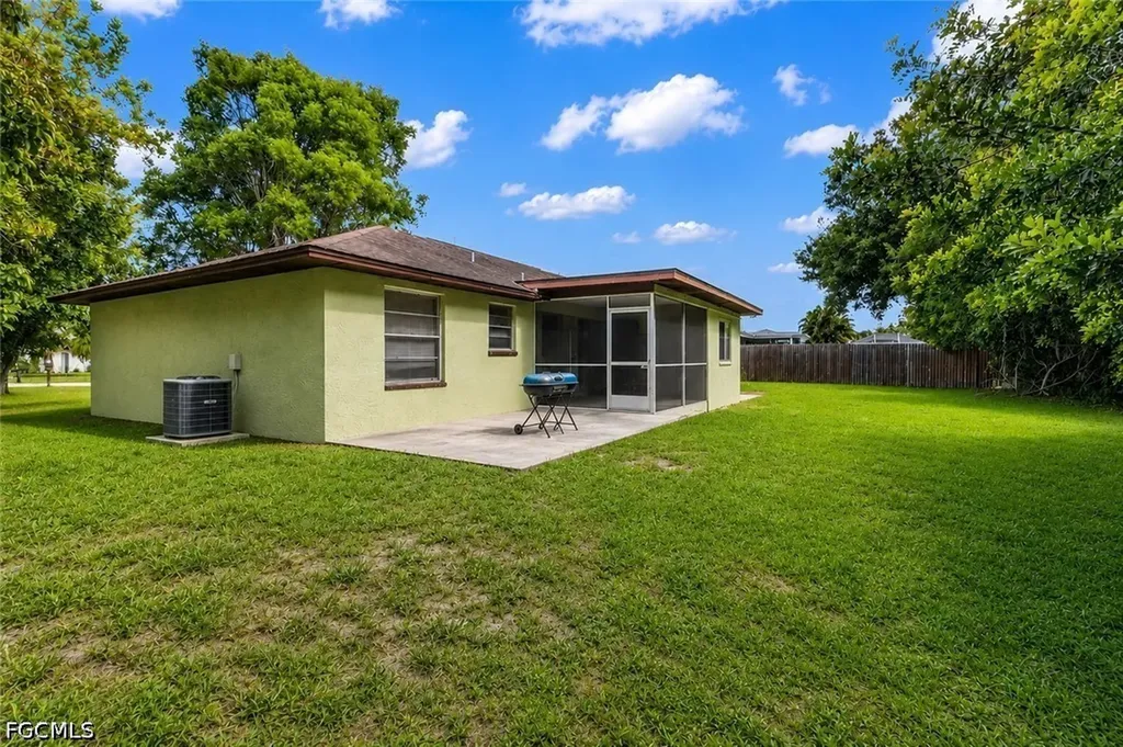 18617/18619 Bartow Boulevard Fort Myers FL 33967