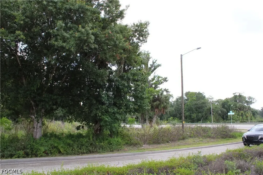 2643 Pine Island Road NE Cape Coral FL 33909