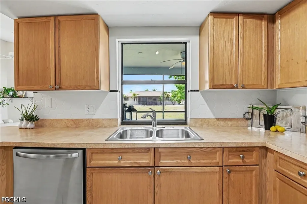 610 Retunda Parkway W Cape Coral FL 33904