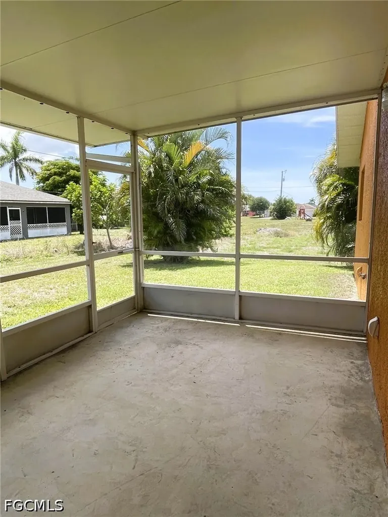 618 SE 9th Street Cape Coral FL 33990
