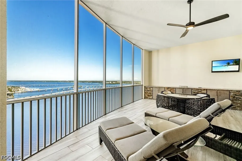 2745 1st Street Fort Myers FL 33916