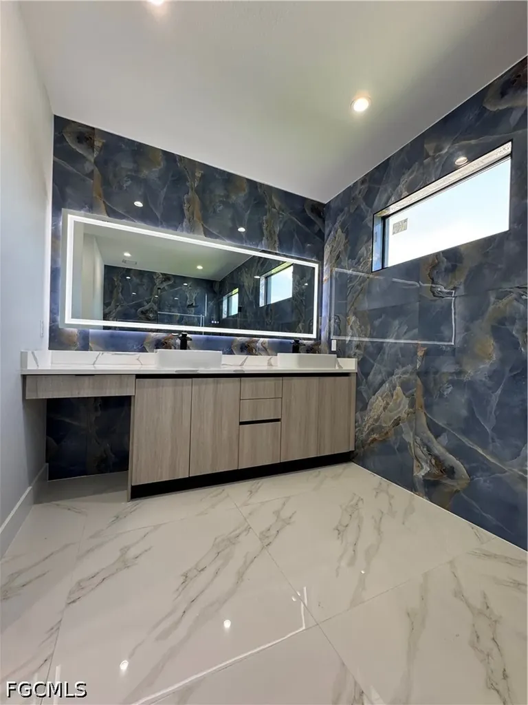 913 NE Juanita Place Cape Coral FL 33909
