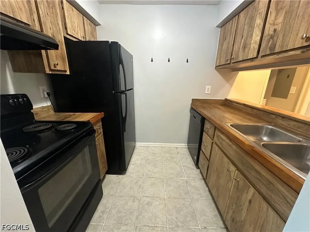 518-520 SE 6th Place Cape Coral FL 33990