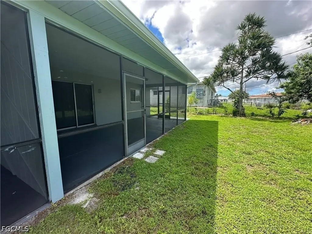 518-520 SE 6th Place Cape Coral FL 33990