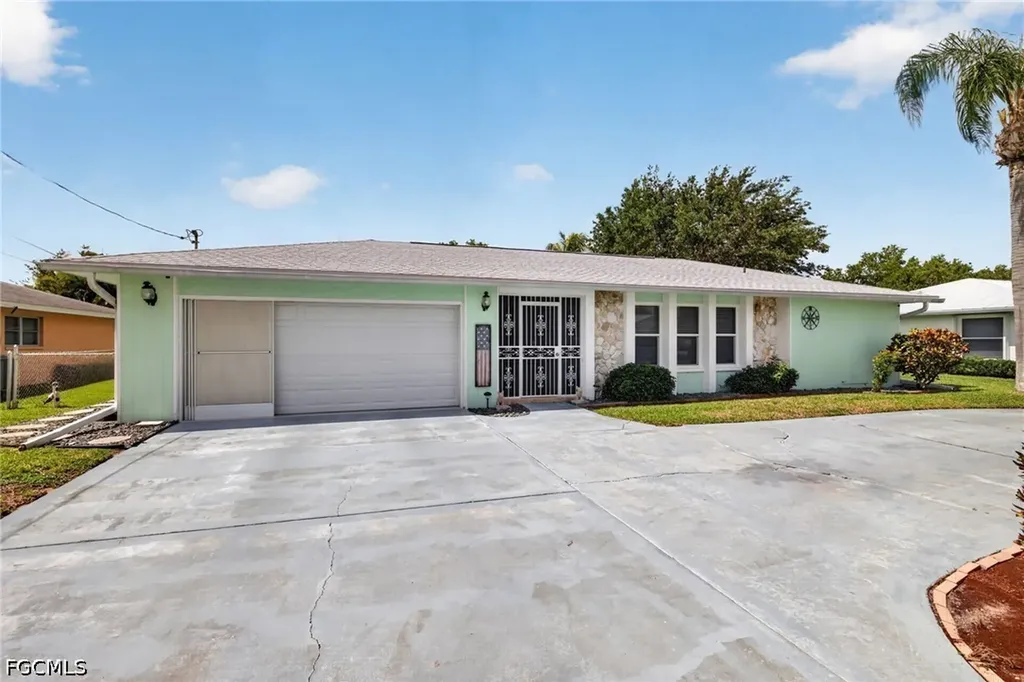 712 SE 32nd Terrace Cape Coral FL 33904