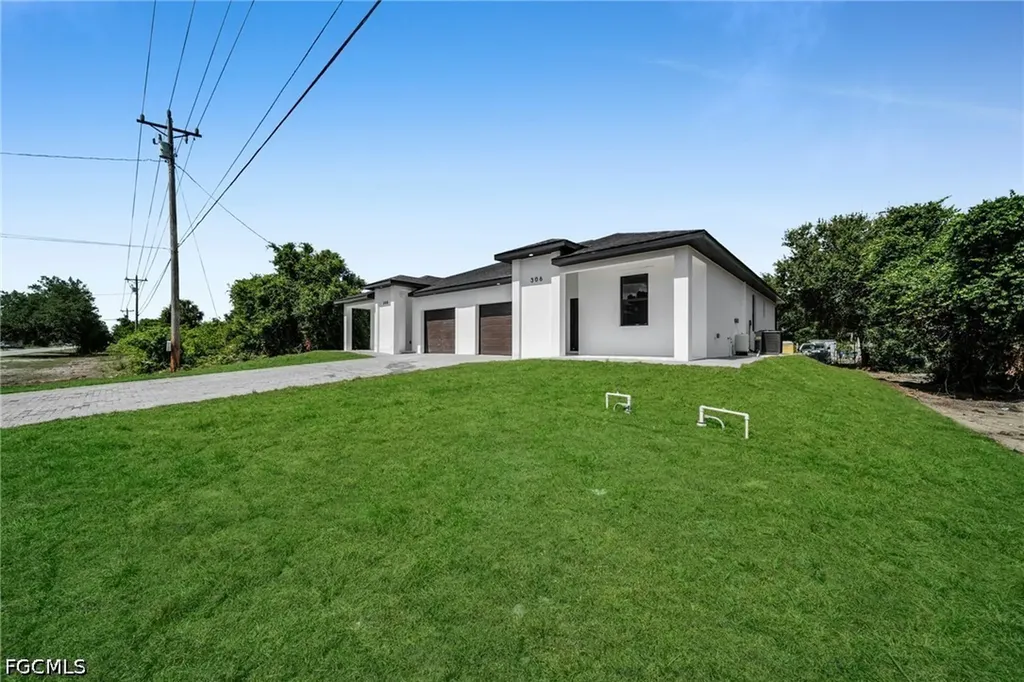 330 / 332 Bell Boulevard S Lehigh Acres FL 33974