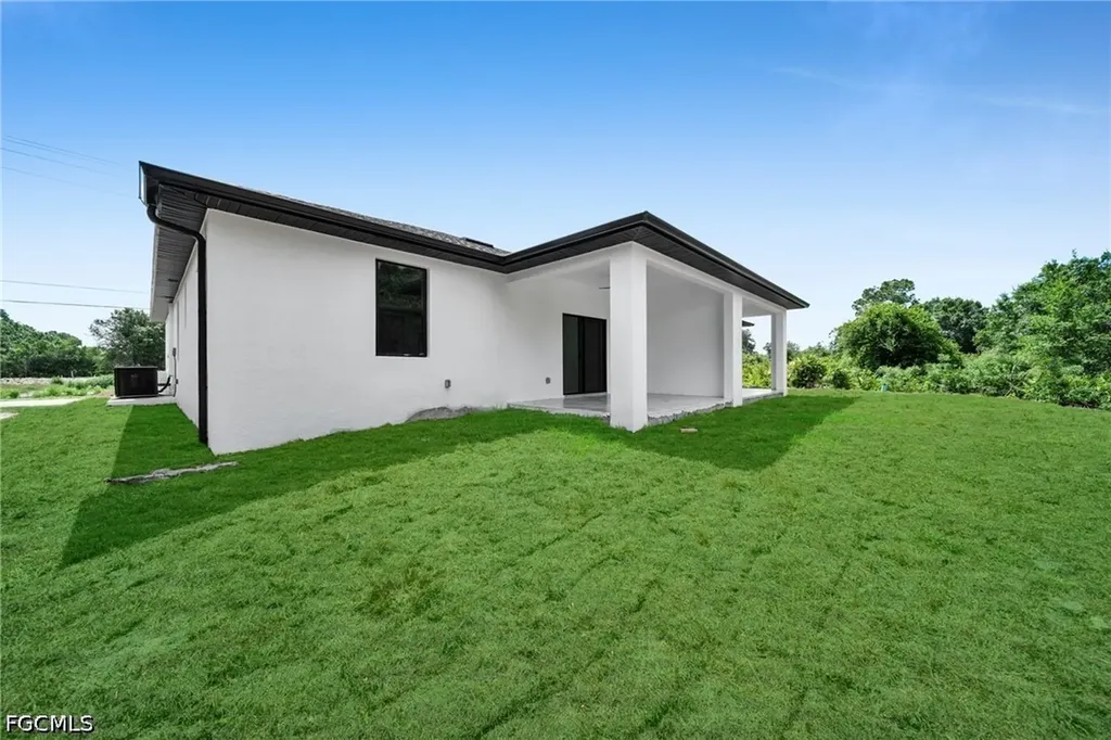 330 / 332 Bell Boulevard S Lehigh Acres FL 33974