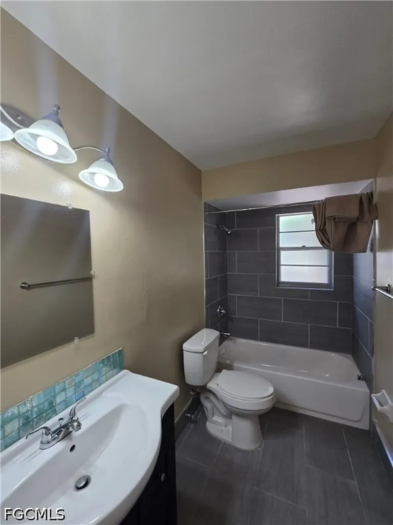 702 SE 47th Street Cape Coral FL 33904