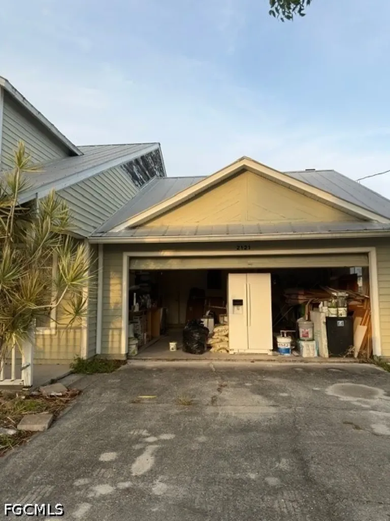 2121 SW 11th Court Cape Coral FL 33991