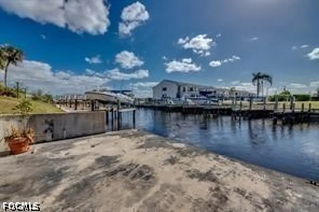 1112 SE 39th Terrace Cape Coral FL 33904