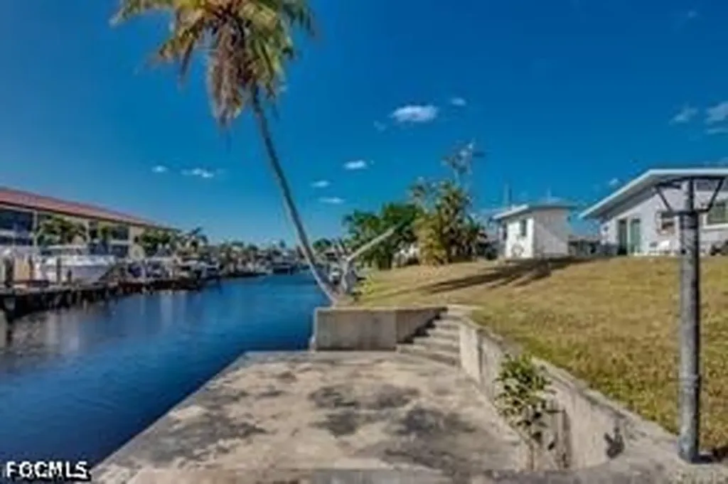 1112 SE 39th Terrace Cape Coral FL 33904