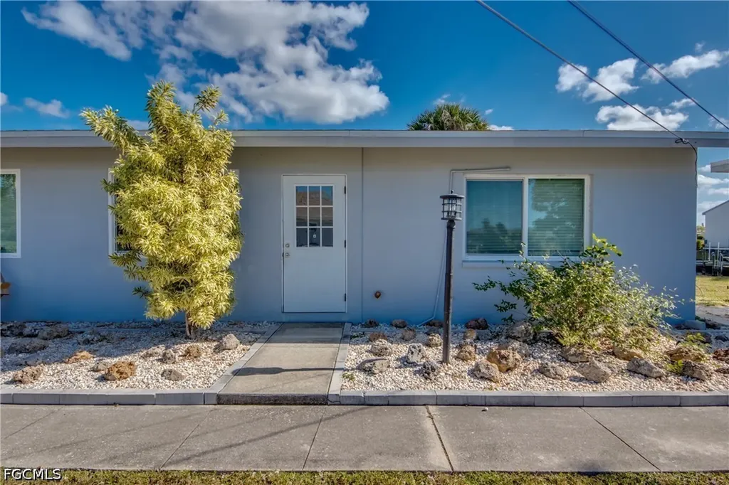 1112 SE 39th Terrace Cape Coral FL 33904