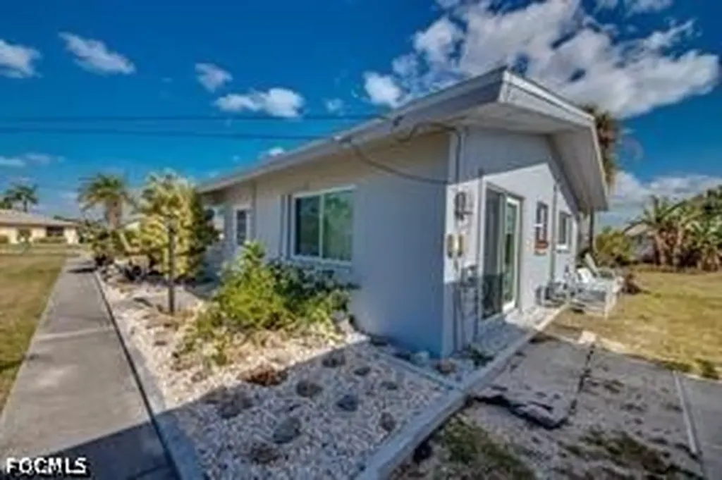 1112 SE 39th Terrace Cape Coral FL 33904