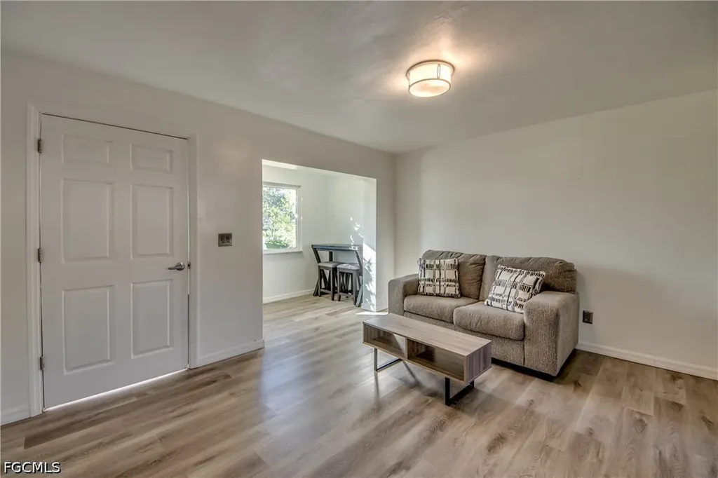 1112 SE 39th Terrace Cape Coral FL 33904