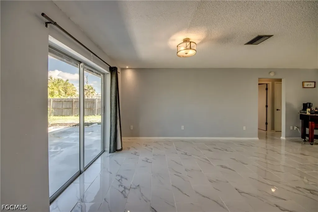 3518 SE 8th Place Cape Coral FL 33904