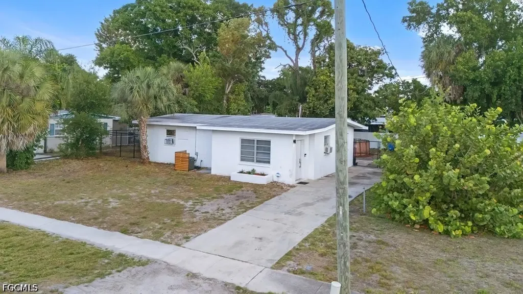 912 Hibiscus Lane North Fort Myers FL 33903