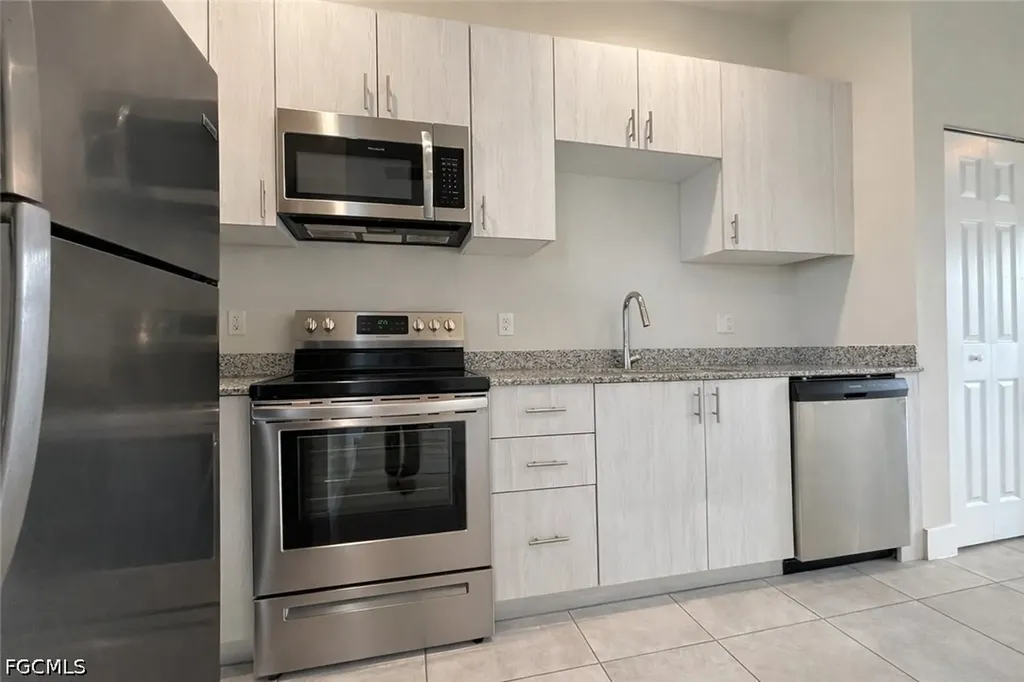 3325 SW 8th Place Cape Coral FL 33914