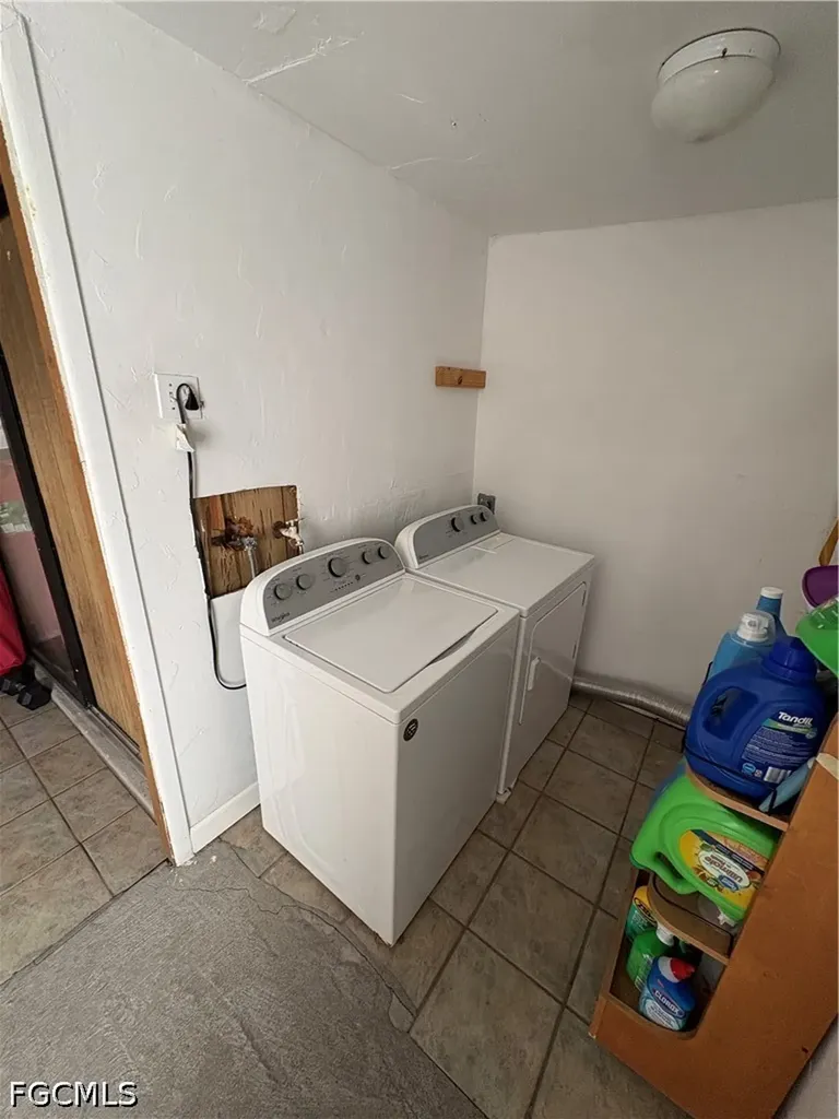 7582-7586 Carrier Road Fort Myers FL 33967