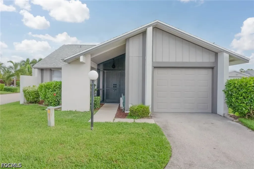 9833 Maplecrest Circle Lehigh Acres FL 33936