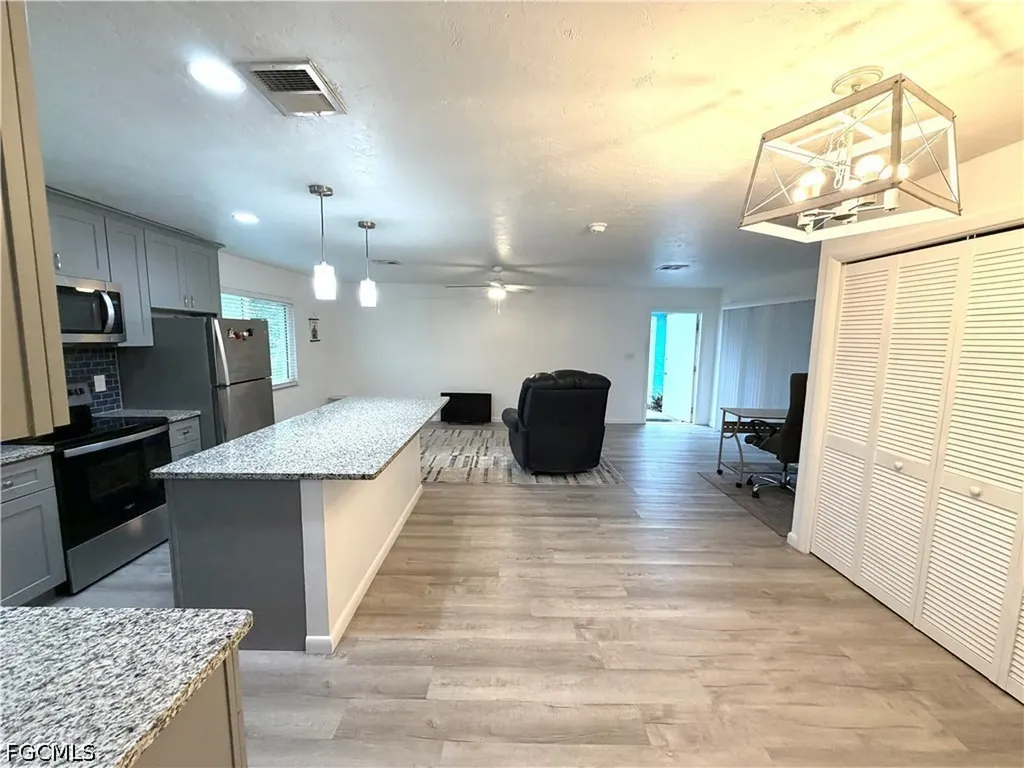 3032 SE Santa Barbara Place Cape Coral FL 33904