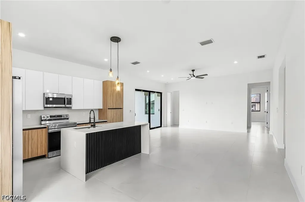 1322 NE 5th Place Cape Coral FL 33909