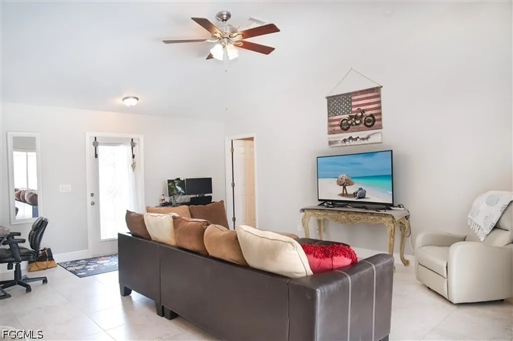 818 SW 11th Avenue Cape Coral FL 33991