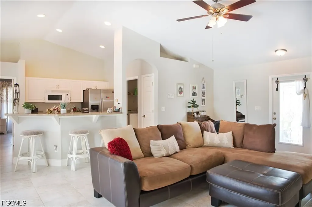 818 SW 11th Avenue Cape Coral FL 33991