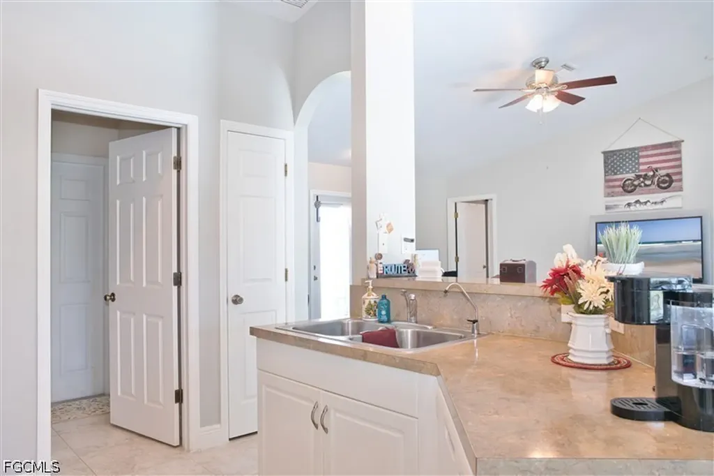818 SW 11th Avenue Cape Coral FL 33991