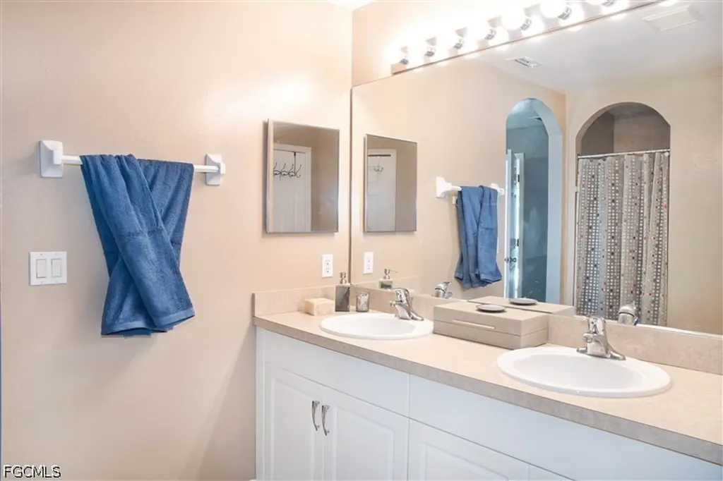 818 SW 11th Avenue Cape Coral FL 33991