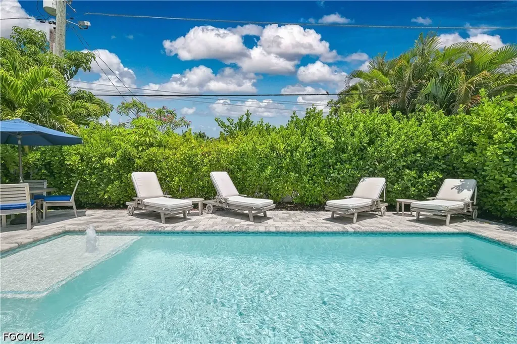 693 105th Avenue N Naples FL 34108