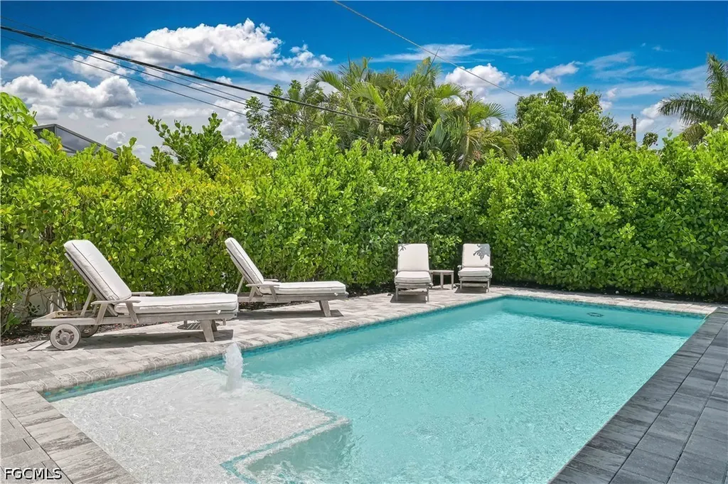 693 105th Avenue N Naples FL 34108