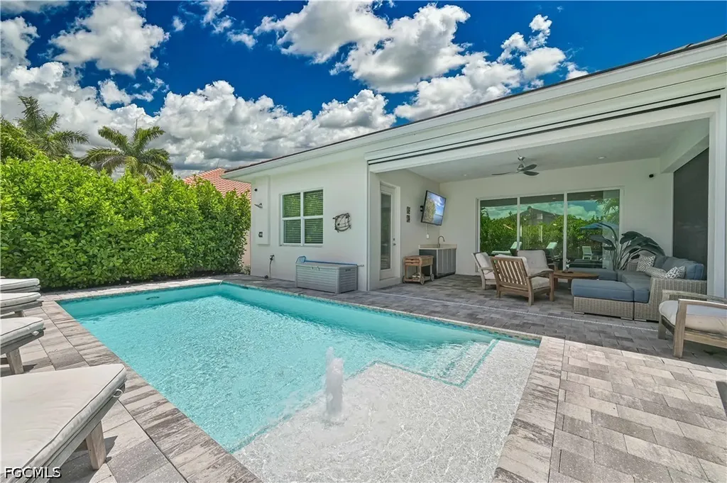 693 105th Avenue N Naples FL 34108
