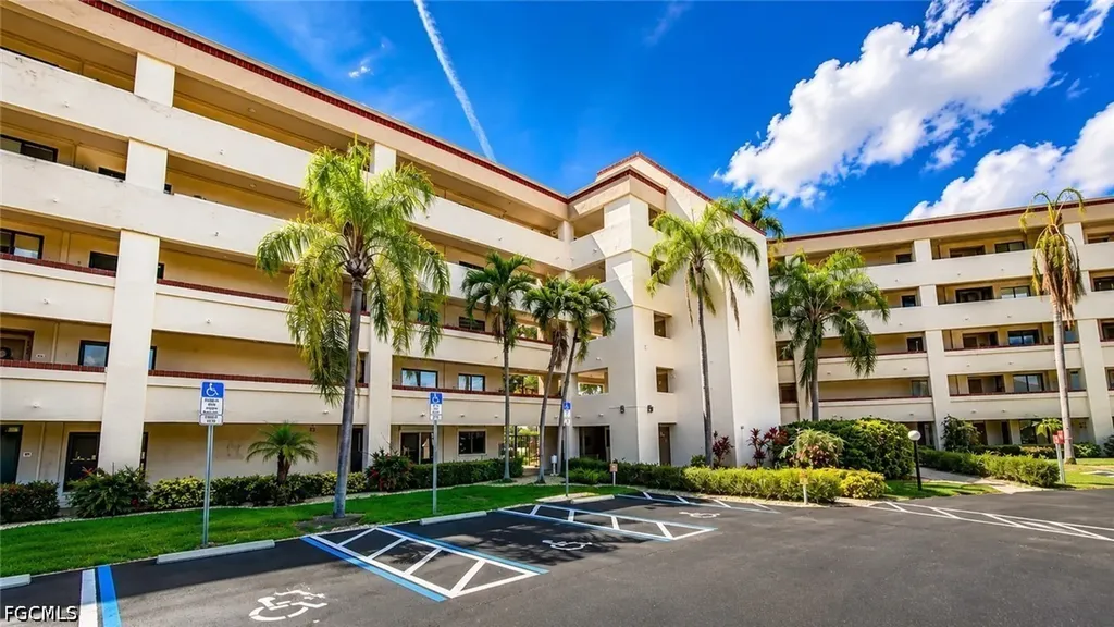 Fort Myers FL, 7430 Lake Breeze Drive, Unit 311