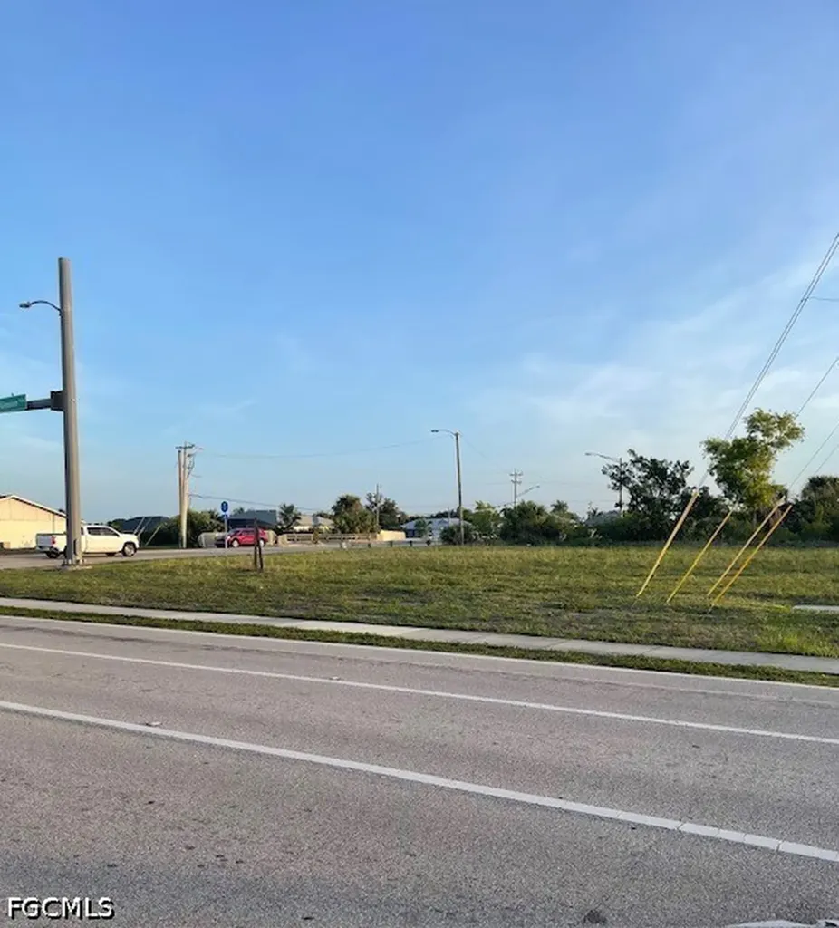 727 Gleason Parkway Cape Coral FL 33914