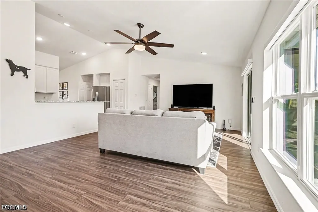 318 NW 4th Street Cape Coral FL 33993